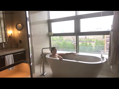 ❤️ Une énorme nana se branlant passionnément la chatte dans la salle de bains ❤️ Vidéo de porno at us ﹏