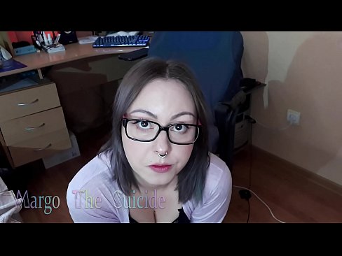 ❤️ Une fille sexy avec des lunettes suce profondément un gode devant la caméra ❤️ Vidéo de porno at us ﹏