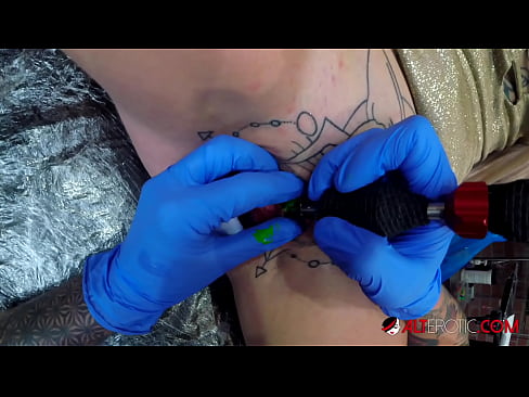 ❤️ Sully Savage, une chaudasse extrêmement tatouée, s'est fait tatouer le clitoris. ❤️ Vidéo de porno at us ﹏