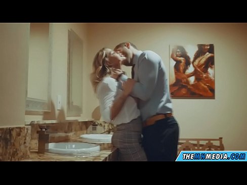 ❤️ Quand une blonde plantureuse vous séduit dans des toilettes publiques. ❤️ Vidéo de porno at us ﹏